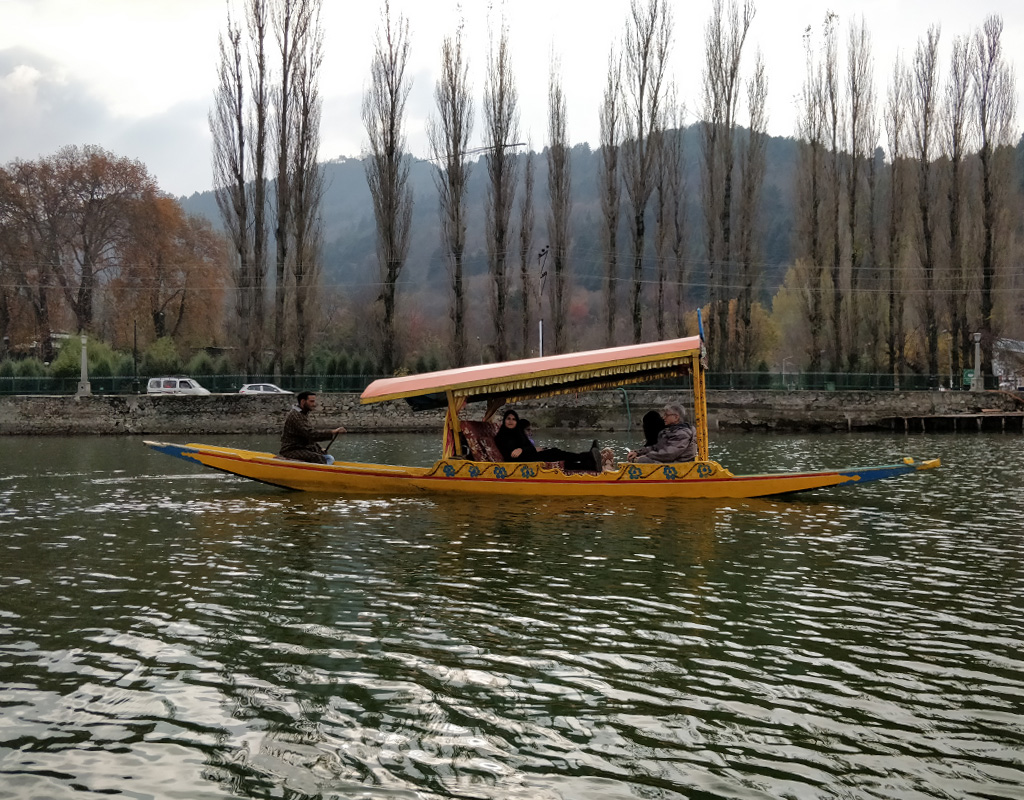 Shikara-ride-on-Dal-lake.jpg