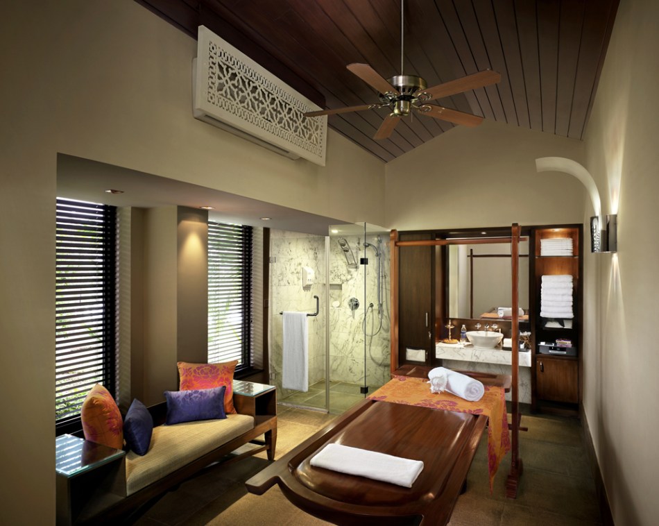 Leela-hotel-spa_massage_room.jpg