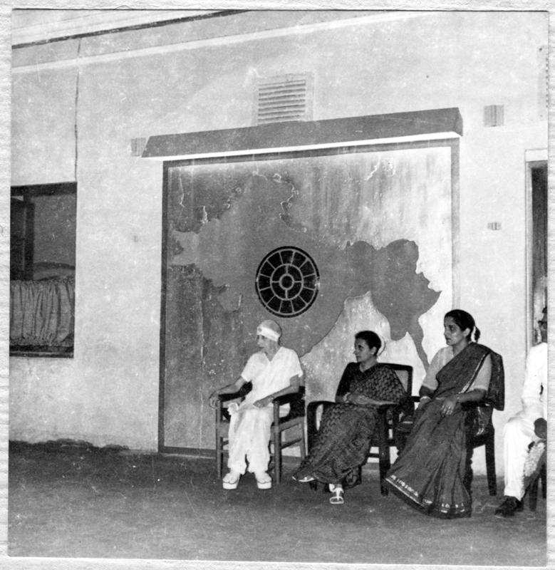 Indira Gandhi's first visit to Aurobindo Ashram.jpg