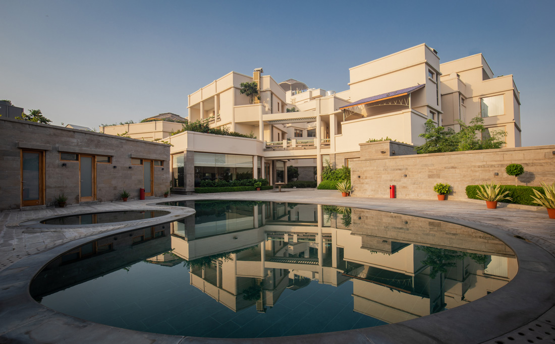 Naad-Wellness-poolside