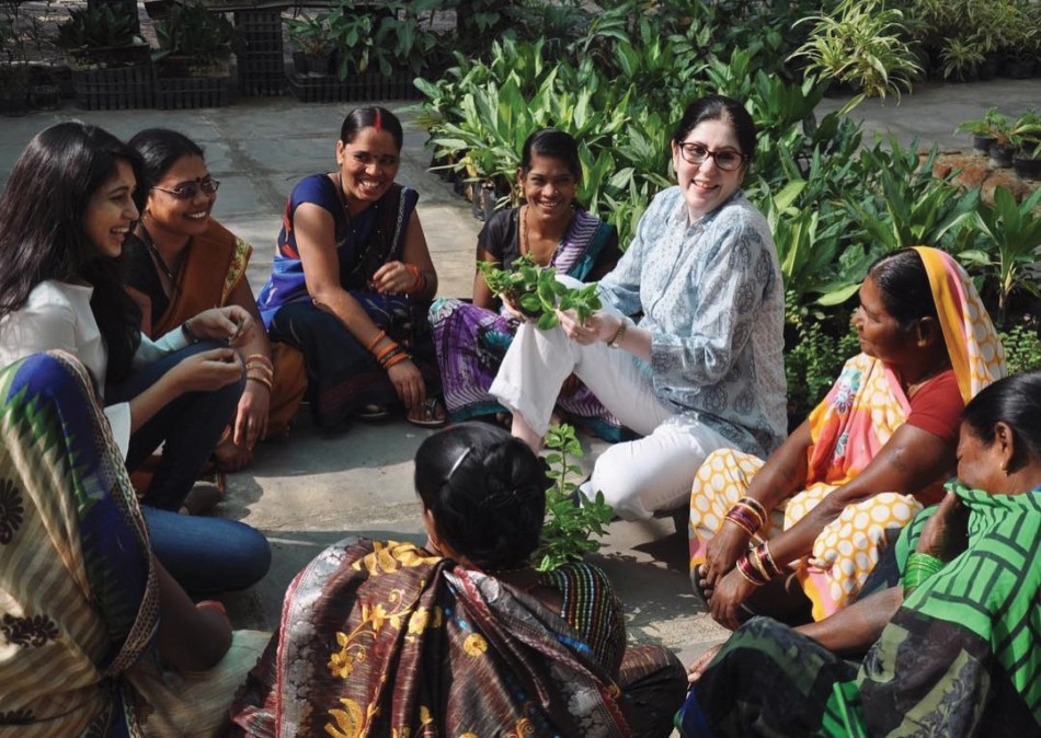 Sangeeta-Jain-with-workers