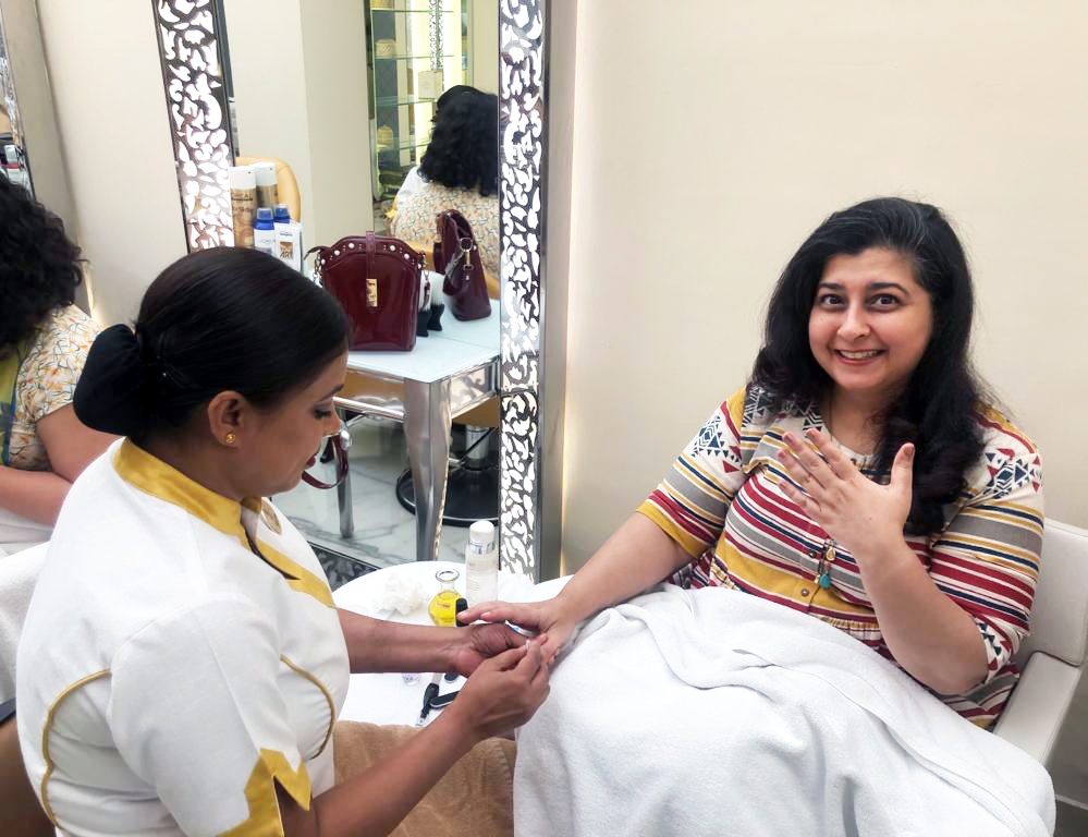 Aekta-gets-a-manicure