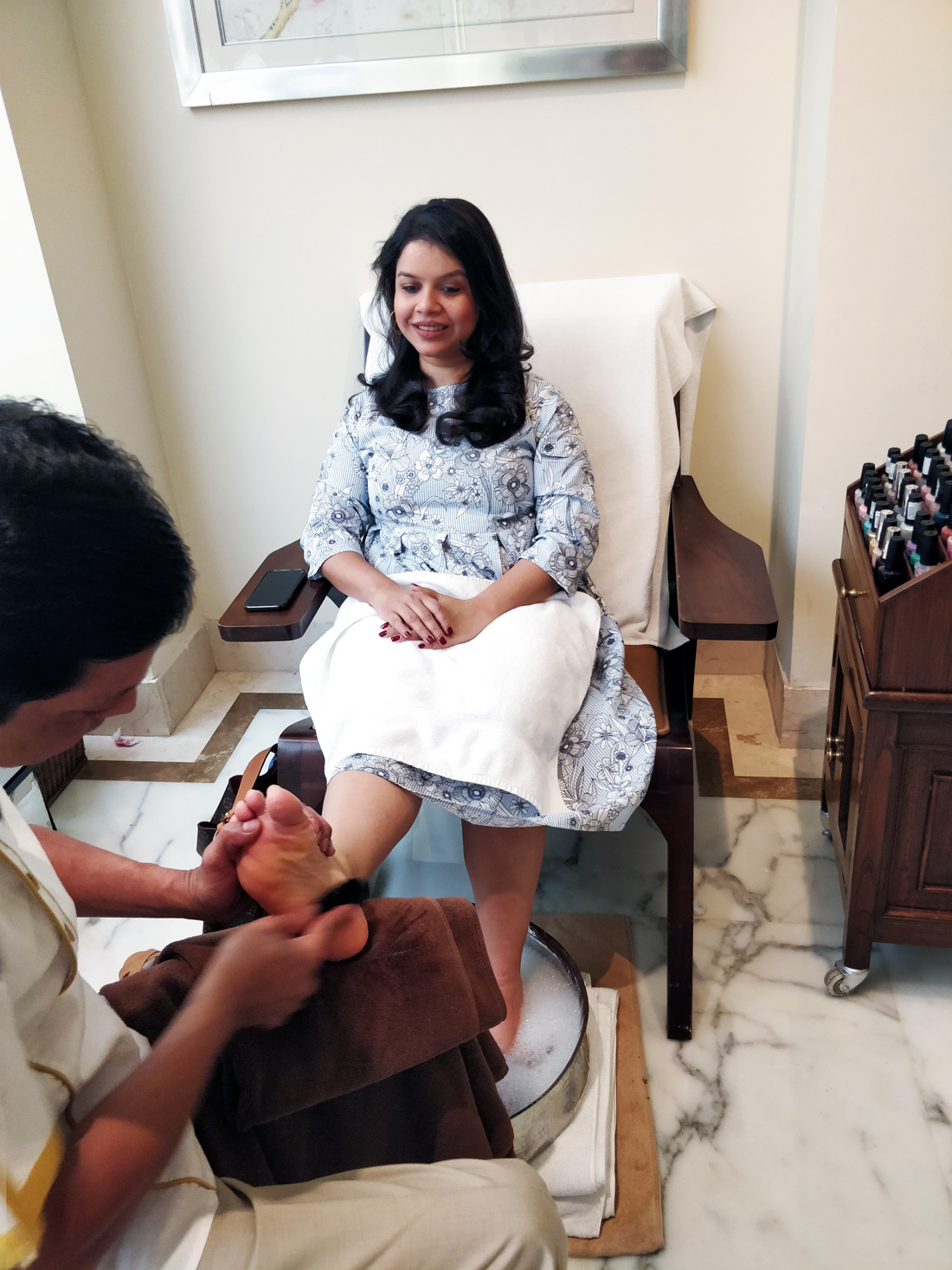 Kaveri-gets-a-pedicure